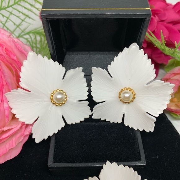 VINTAGE⚜️RARE NAPIER Leaves Acrylic Faux Pearl Brooch & Clip Earrings Set - Picture 3 of 9